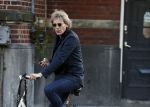 Amsterdam 9 mei 20-17
Matthijs v Nieuwkerk met mobiel op de fiets.