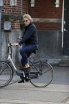 Amsterdam 9 mei 20-17
Matthijs v Nieuwkerk met mobiel op de fiets.