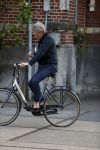 Amsterdam 9 mei 20-17
Matthijs v Nieuwkerk met mobiel op de fiets.