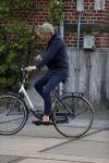 Amsterdam 9 mei 20-17
Matthijs v Nieuwkerk met mobiel op de fiets.
