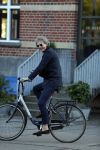 Amsterdam 9 mei 20-17
Matthijs v Nieuwkerk met mobiel op de fiets.