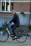 Amsterdam 9 mei 20-17
Matthijs v Nieuwkerk met mobiel op de fiets.
