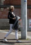 Amsterdam 13 mei 2017  
Micky Hoogendijk wacht op de tram in Amsterdam zuid.
