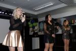 Fijnaart 21 april 2017
O'g3ne en Frans bauer geven feestje in Fijnaart voor de kinderen van de basisschool de springplank waar ze op gezeten hebben. Mariska Frans Jr Christiaan Lucas en Jan alsmede de vader en moeder van de meiden van O'g3ne zijn ook aanwezig.