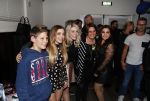 Fijnaart 21 april 2017
O'g3ne en Frans bauer geven feestje in Fijnaart voor de kinderen van de basisschool de springplank waar ze op gezeten hebben. Mariska Frans Jr Christiaan Lucas en Jan alsmede de vader en moeder van de meiden van O'g3ne zijn ook aanwezig.