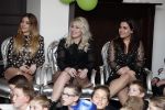 Fijnaart 21 april 2017
O'g3ne en Frans bauer geven feestje in Fijnaart voor de kinderen van de basisschool de springplank waar ze op gezeten hebben. Mariska Frans Jr Christiaan Lucas en Jan alsmede de vader en moeder van de meiden van O'g3ne zijn ook aanwezig.
