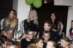 Fijnaart 21 april 2017
O'g3ne en Frans bauer geven feestje in Fijnaart voor de kinderen van de basisschool de springplank waar ze op gezeten hebben. Mariska Frans Jr Christiaan Lucas en Jan alsmede de vader en moeder van de meiden van O'g3ne zijn ook aanwezig.