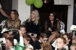 Fijnaart 21 april 2017
O'g3ne en Frans bauer geven feestje in Fijnaart voor de kinderen van de basisschool de springplank waar ze op gezeten hebben. Mariska Frans Jr Christiaan Lucas en Jan alsmede de vader en moeder van de meiden van O'g3ne zijn ook aanwezig.