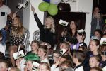 Fijnaart 21 april 2017
O'g3ne en Frans bauer geven feestje in Fijnaart voor de kinderen van de basisschool de springplank waar ze op gezeten hebben. Mariska Frans Jr Christiaan Lucas en Jan alsmede de vader en moeder van de meiden van O'g3ne zijn ook aanwezig.