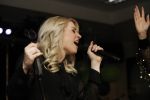 Fijnaart 21 april 2017
O'g3ne en Frans bauer geven feestje in Fijnaart voor de kinderen van de basisschool de springplank waar ze op gezeten hebben. Mariska Frans Jr Christiaan Lucas en Jan alsmede de vader en moeder van de meiden van O'g3ne zijn ook aanwezig.