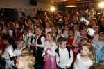 Fijnaart 21 april 2017
O'g3ne en Frans bauer geven feestje in Fijnaart voor de kinderen van de basisschool de springplank waar ze op gezeten hebben. Mariska Frans Jr Christiaan Lucas en Jan alsmede de vader en moeder van de meiden van O'g3ne zijn ook aanwezig.