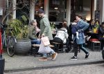 Amsterdam 19 maart 2017
Oscar Aerts met zijn vriendin en hun baby in amsterdam.