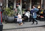 Amsterdam 19 maart 2017
Oscar Aerts met zijn vriendin en hun baby in amsterdam.