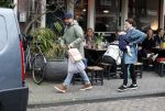 Amsterdam 19 maart 2017
Oscar Aerts met zijn vriendin en hun baby in amsterdam.