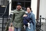 Amsterdam 19 maart 2017
Oscar Aerts met zijn vriendin en hun baby in amsterdam.