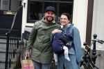 Amsterdam 19 maart 2017
Oscar Aerts met zijn vriendin en hun baby in amsterdam.