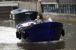 Amsterdam 13 mei 2017 
Prins Berenhard jr aan het varen in zijn waterdream sloep (boot) met zijn dochter Isabella en haar vriendinnen op de grachten van Amsterdam. Tijdens het varen regent het behoorlijk.
