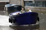 Amsterdam 13 mei 2017 
Prins Berenhard jr aan het varen in zijn waterdream sloep (boot) met zijn dochter Isabella en haar vriendinnen op de grachten van Amsterdam. Tijdens het varen regent het behoorlijk.