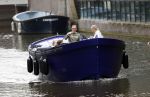 Amsterdam 13 mei 2017 
Prins Berenhard jr aan het varen in zijn waterdream sloep (boot) met zijn dochter Isabella en haar vriendinnen op de grachten van Amsterdam. Tijdens het varen regent het behoorlijk.