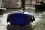 Amsterdam 13 mei 2017 
Prins Berenhard jr aan het varen in zijn waterdream sloep (boot) met zijn dochter Isabella en haar vriendinnen op de grachten van Amsterdam. Tijdens het varen regent het behoorlijk.