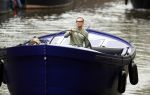 Amsterdam 13 mei 2017 
Prins Berenhard jr aan het varen in zijn waterdream sloep (boot) met zijn dochter Isabella en haar vriendinnen op de grachten van Amsterdam. Tijdens het varen regent het behoorlijk.