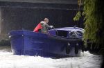 Amsterdam 13 mei 2017 
Prins Berenhard jr aan het varen in zijn waterdream sloep (boot) met zijn dochter Isabella en haar vriendinnen op de grachten van Amsterdam. Tijdens het varen regent het behoorlijk.
