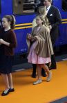 Tilburg 27 april 2017
Koningsdag in tilburg. Aanwezige leden van de koninklijke familie zijn, Koning Willem Alexander Koningin Maxima Prinses Amalia Ariane Alexia, Prins Constantijn prinses Laurentien Prins Maurits Prinses Marilene Prins Bernhard jr Prinses Annette Prins Floris Prinses Aimee Prins Pieter Christiaan en Prinses Anita. Guus Meeuwis en Gers Pardoel zingen ze toe.