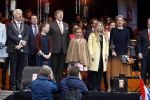 Tilburg 27 april 2017
Koningsdag in tilburg. Aanwezige leden van de koninklijke familie zijn, Koning Willem Alexander Koningin Maxima Prinses Amalia Ariane Alexia, Prins Constantijn prinses Laurentien Prins Maurits Prinses Marilene Prins Bernhard jr Prinses Annette Prins Floris Prinses Aimee Prins Pieter Christiaan en Prinses Anita. Guus Meeuwis en Gers Pardoel zingen ze toe.