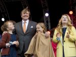 Tilburg 27 april 2017
Koningsdag in tilburg. Aanwezige leden van de koninklijke familie zijn, Koning Willem Alexander Koningin Maxima Prinses Amalia Ariane Alexia, Prins Constantijn prinses Laurentien Prins Maurits Prinses Marilene Prins Bernhard jr Prinses Annette Prins Floris Prinses Aimee Prins Pieter Christiaan en Prinses Anita. Guus Meeuwis en Gers Pardoel zingen ze toe.