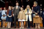 Tilburg 27 april 2017
Koningsdag in tilburg. Aanwezige leden van de koninklijke familie zijn, Koning Willem Alexander Koningin Maxima Prinses Amalia Ariane Alexia, Prins Constantijn prinses Laurentien Prins Maurits Prinses Marilene Prins Bernhard jr Prinses Annette Prins Floris Prinses Aimee Prins Pieter Christiaan en Prinses Anita. Guus Meeuwis en Gers Pardoel zingen ze toe.