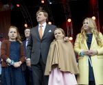 Tilburg 27 april 2017
Koningsdag in tilburg. Aanwezige leden van de koninklijke familie zijn, Koning Willem Alexander Koningin Maxima Prinses Amalia Ariane Alexia, Prins Constantijn prinses Laurentien Prins Maurits Prinses Marilene Prins Bernhard jr Prinses Annette Prins Floris Prinses Aimee Prins Pieter Christiaan en Prinses Anita. Guus Meeuwis en Gers Pardoel zingen ze toe.