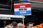 Tilburg 27 april 2017
Koningsdag in tilburg. Aanwezige leden van de koninklijke familie zijn, Koning Willem Alexander Koningin Maxima Prinses Amalia Ariane Alexia, Prins Constantijn prinses Laurentien Prins Maurits Prinses Marilene Prins Bernhard jr Prinses Annette Prins Floris Prinses Aimee Prins Pieter Christiaan en Prinses Anita. Guus Meeuwis en Gers Pardoel zingen ze toe. demonstratie tegen koninklijk huis en voor republiek