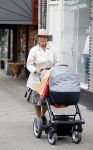 Amsterdam 24 april 2017
Puck Croiset achter de kinderwagen met daarin haar kleinzoon Teddy Puck . ( zoon Vincent Croiset)