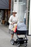 Amsterdam 24 april 2017
Puck Croiset achter de kinderwagen met daarin haar kleinzoon Teddy Puck . ( zoon Vincent Croiset)