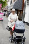 Amsterdam 24 april 2017
Puck Croiset achter de kinderwagen met daarin haar kleinzoon Teddy Puck . ( zoon Vincent Croiset)