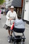 Amsterdam 24 april 2017
Puck Croiset achter de kinderwagen met daarin haar kleinzoon Teddy Puck . ( zoon Vincent Croiset)