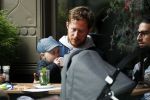 Amsterdam 3 april 2017  
Oscar Aerts met zoontje en Robert de Hoog op terras.