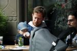 Amsterdam 3 april 2017  
Oscar Aerts met zoontje en Robert de Hoog op terras.