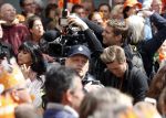 Tilburg 27 april 2017
Koningsdag in tilburg. Aanwezige leden van de koninklijke familie zijn, Koning Willem Alexander Koningin Maxima Prinses Amalia Ariane Alexia, Prins Constantijn prinses Laurentien Prins Maurits Prinses Marilene Prins Bernhard jr Prinses Annette Prins Floris Prinses Aimee Prins Pieter Christiaan en Prinses Anita. Guus Meeuwis en Gers Pardoel zingen ze toe. Sandra Schuurhof met cameraman