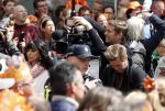 Tilburg 27 april 2017
Koningsdag in tilburg. Aanwezige leden van de koninklijke familie zijn, Koning Willem Alexander Koningin Maxima Prinses Amalia Ariane Alexia, Prins Constantijn prinses Laurentien Prins Maurits Prinses Marilene Prins Bernhard jr Prinses Annette Prins Floris Prinses Aimee Prins Pieter Christiaan en Prinses Anita. Guus Meeuwis en Gers Pardoel zingen ze toe. Sandra Schuurhof met cameraman