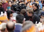 Tilburg 27 april 2017
Koningsdag in tilburg. Aanwezige leden van de koninklijke familie zijn, Koning Willem Alexander Koningin Maxima Prinses Amalia Ariane Alexia, Prins Constantijn prinses Laurentien Prins Maurits Prinses Marilene Prins Bernhard jr Prinses Annette Prins Floris Prinses Aimee Prins Pieter Christiaan en Prinses Anita. Guus Meeuwis en Gers Pardoel zingen ze toe. Sandra Schuurhof met cameraman