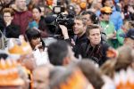 Tilburg 27 april 2017
Koningsdag in tilburg. Aanwezige leden van de koninklijke familie zijn, Koning Willem Alexander Koningin Maxima Prinses Amalia Ariane Alexia, Prins Constantijn prinses Laurentien Prins Maurits Prinses Marilene Prins Bernhard jr Prinses Annette Prins Floris Prinses Aimee Prins Pieter Christiaan en Prinses Anita. Guus Meeuwis en Gers Pardoel zingen ze toe. Sandra Schuurhof met cameraman