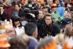 Tilburg 27 april 2017
Koningsdag in tilburg. Aanwezige leden van de koninklijke familie zijn, Koning Willem Alexander Koningin Maxima Prinses Amalia Ariane Alexia, Prins Constantijn prinses Laurentien Prins Maurits Prinses Marilene Prins Bernhard jr Prinses Annette Prins Floris Prinses Aimee Prins Pieter Christiaan en Prinses Anita. Guus Meeuwis en Gers Pardoel zingen ze toe. Sandra Schuurhof met cameraman