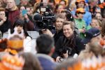 Tilburg 27 april 2017
Koningsdag in tilburg. Aanwezige leden van de koninklijke familie zijn, Koning Willem Alexander Koningin Maxima Prinses Amalia Ariane Alexia, Prins Constantijn prinses Laurentien Prins Maurits Prinses Marilene Prins Bernhard jr Prinses Annette Prins Floris Prinses Aimee Prins Pieter Christiaan en Prinses Anita. Guus Meeuwis en Gers Pardoel zingen ze toe. Sandra Schuurhof met cameraman