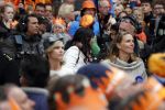Tilburg 27 april 2017
Koningsdag in tilburg. Aanwezige leden van de koninklijke familie zijn, Koning Willem Alexander Koningin Maxima Prinses Amalia Ariane Alexia, Prins Constantijn prinses Laurentien Prins Maurits Prinses Marilene Prins Bernhard jr Prinses Annette Prins Floris Prinses Aimee Prins Pieter Christiaan en Prinses Anita. Guus Meeuwis en Gers Pardoel zingen ze toe. Sandra Schuurhof met cameraman