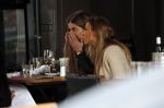 Amsterdam 28 april 2017
Stephanie Tency met vriendinnen gapend op terras