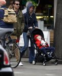 Amsterdam 13 mei 2017  
Suze Mens met haar man Emiel de SÃ©vrÃ¨n Jacquet en  hun kind aan het wandelen