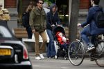 Amsterdam 13 mei 2017  
Suze Mens met haar man Emiel de SÃ©vrÃ¨n Jacquet en  hun kind aan het wandelen