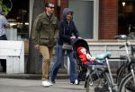 Amsterdam 13 mei 2017  
Suze Mens met haar man Emiel de SÃ©vrÃ¨n Jacquet en  hun kind aan het wandelen