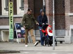 Amsterdam 13 mei 2017  
Suze Mens met haar man Emiel de SÃ©vrÃ¨n Jacquet en  hun kind aan het wandelen